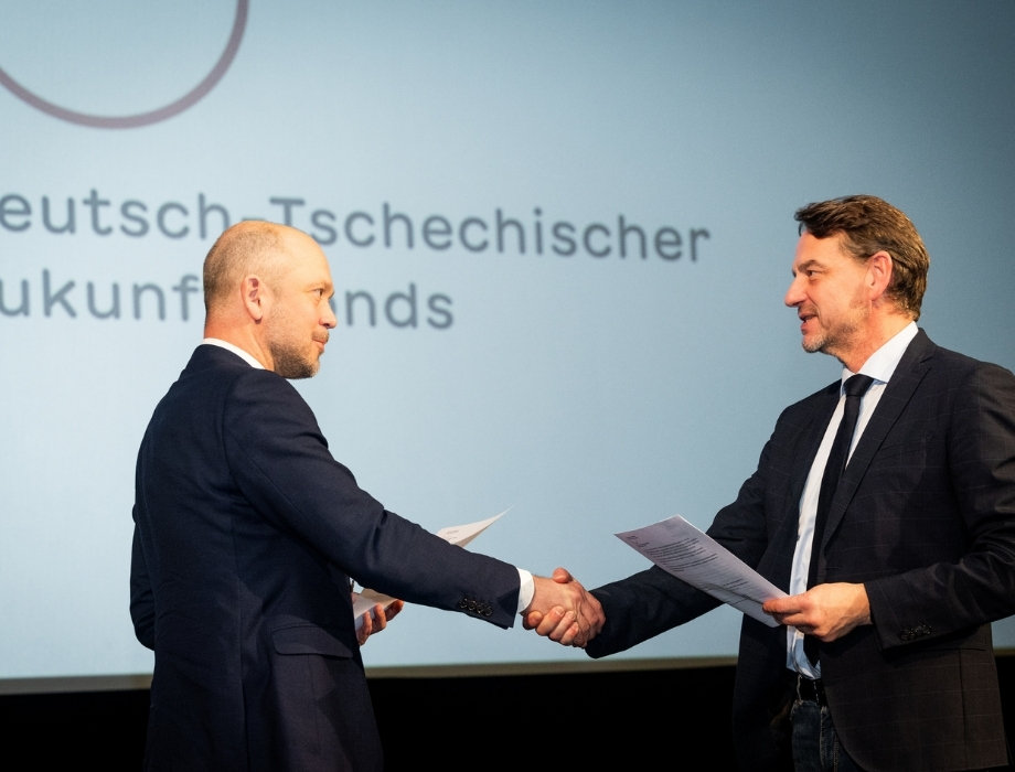 Tomáš Jelínek z Česko-německého fondu budoucnosti si podává ruku s ředitelem projektu Czechia 2026 Tomášem Kubíčkem