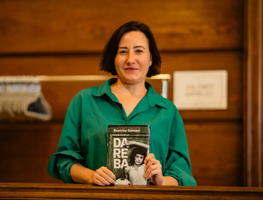 Literární agentka Veronika Chaloupková drží knihu Dareba od Beatrice Salvioni