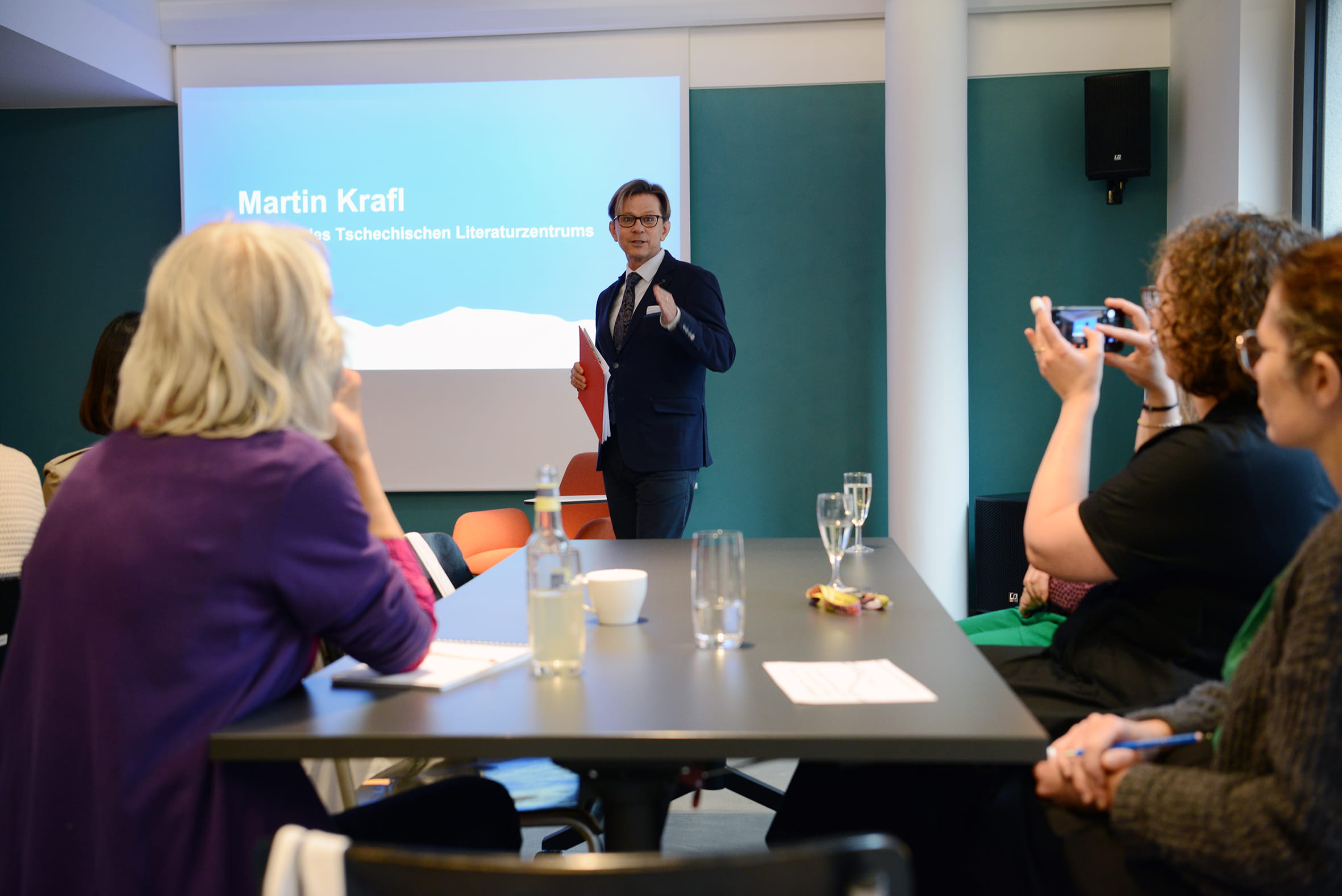 Fotoreportáž: Tisková konference a setkání se zástupkyněmi a zástupci knihkupectví ve Frankfurtu